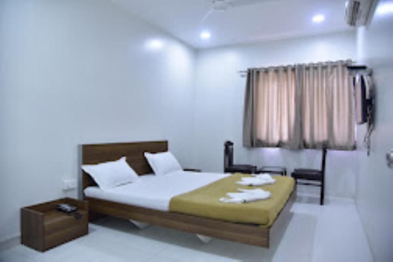 Hotel Avanti, Nashik Buitenkant foto