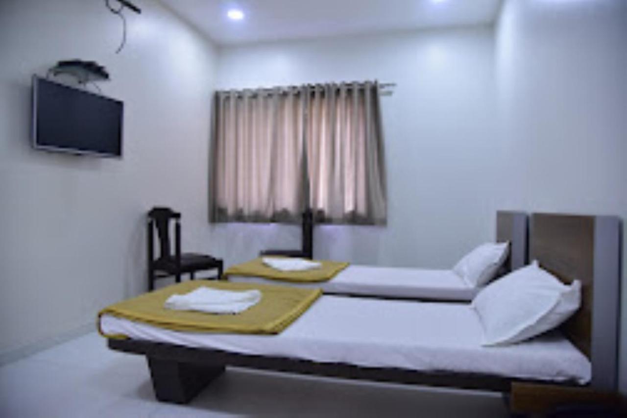Hotel Avanti, Nashik Buitenkant foto