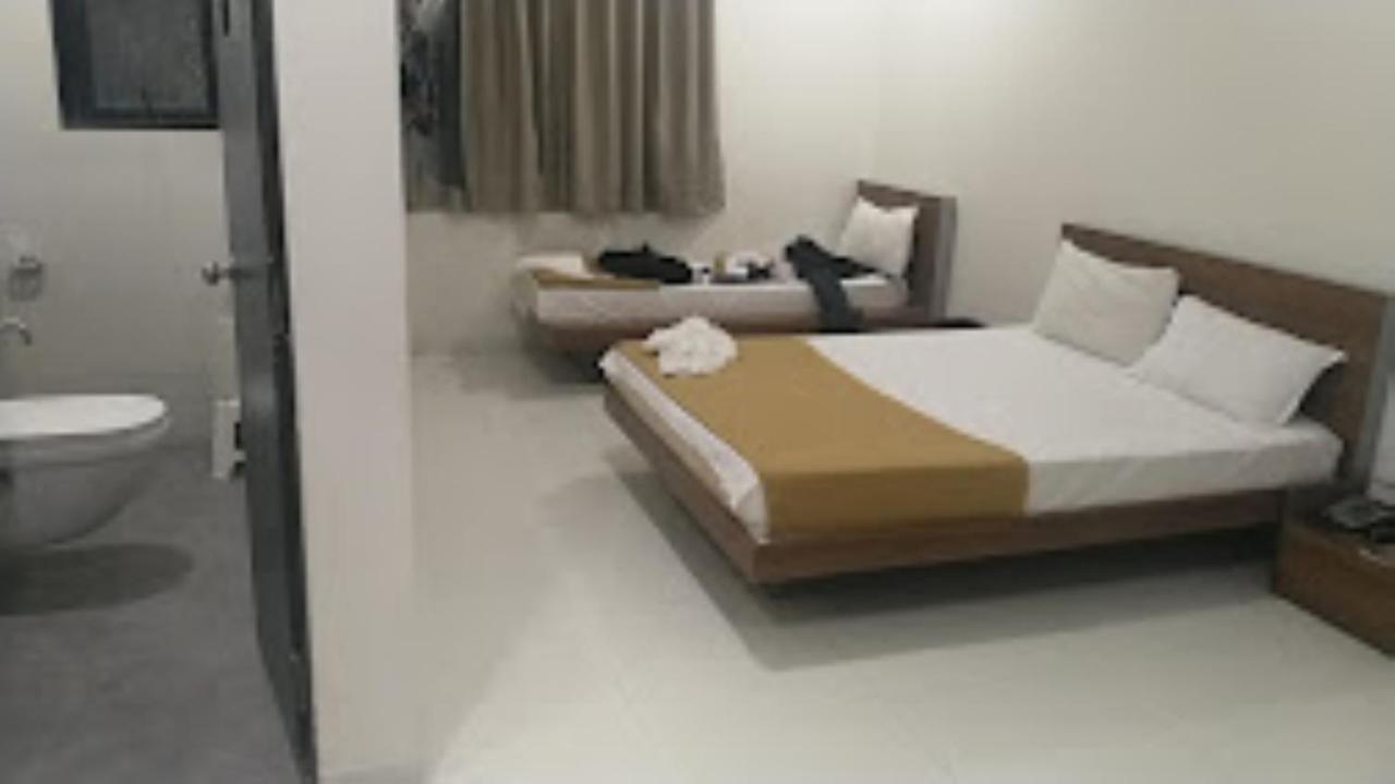 Hotel Avanti, Nashik Buitenkant foto