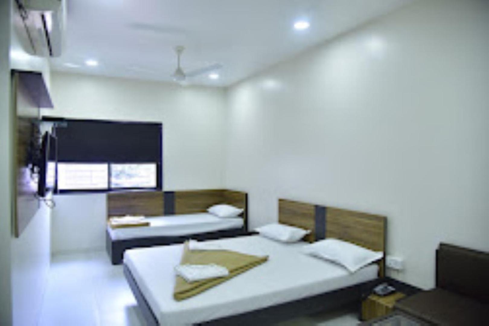Hotel Avanti, Nashik Buitenkant foto